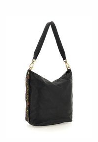 Borsa a tracolla in pelle nera con corpo a forma di V, superficie texturizzata e un accento decorativo di perline su un lato. Presenta una tracolla imbottita.