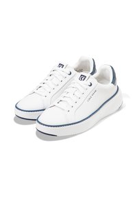 Sneakers in pelle bianca con accenti blu, punta rotonda, design con lacci e dettagli testurizzati sul tallone. Suola in gomma bianca spessa.