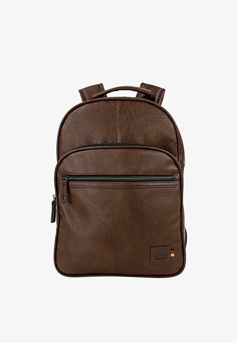 Mochila de cuero marrón con acabado texturizado, bolsillo frontal con cremallera y correas ajustables. Incluye un parche con el logotipo. Diseño sencillo y funcional.