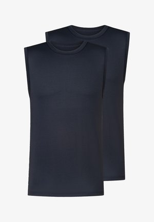 To ensfarvede mørkeblå undertrøjer uden ærmer med rund hals, stablet oven på hinanden, hvor den forreste trøje er fuldt synlig og den bagerste trøje delvist synlig.