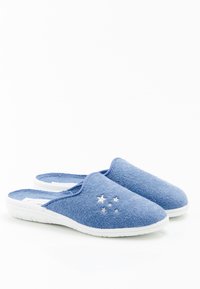Pantofole in tessuto blu con una superficie morbida e texture. Presentano suole in gomma bianche e decorazioni a forma di stella argentata sulla parte superiore.