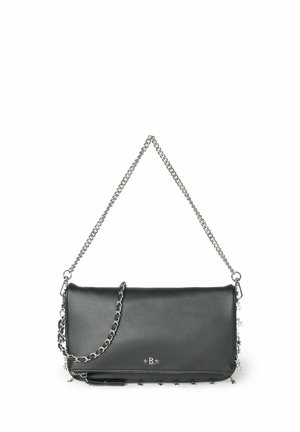 Schwarze Leder-Clutch mit silbernen Sternnieten und silberner Kettenriemen, mit kleinem "B"-Logo und Sternakzenten vorne.