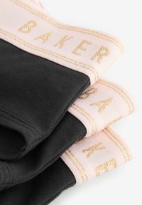 Tre paia di mutandine da donna: tessuto nero con una texture morbida e elastica, e fasce in rosa pallido con la scritta dorata "BAKER".