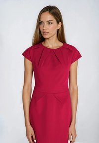 Dopasowana sukienka z tkaniny w głębokim różowym kolorze, z krótkimi rękawkami, plisowanym dekoltem i kanciastymi, przednimi szwami dla struktury. Gładka faktura.