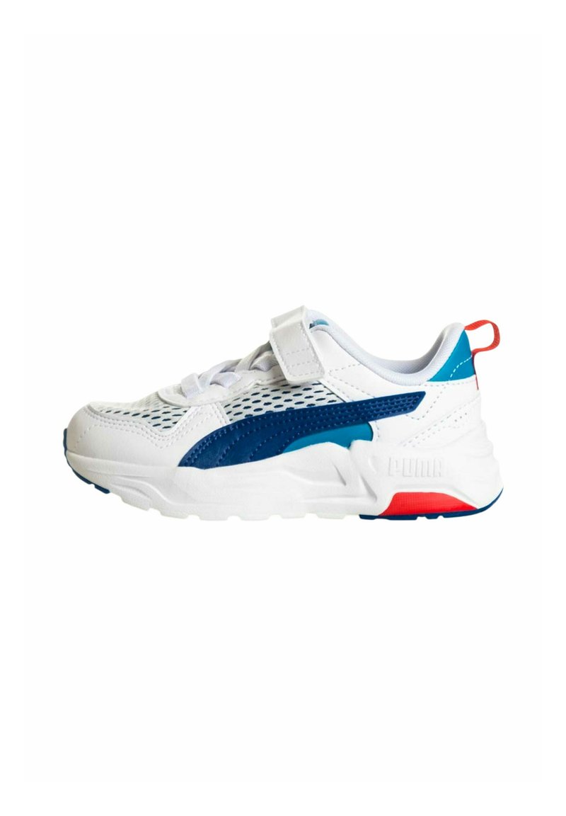 Scarpa da ginnastica bianca con accenti blu e verde acqua, tomaia in mesh, cinturino in velcro e logo del marchio ben visibile sul tallone. Suola leggera e ammortizzata.