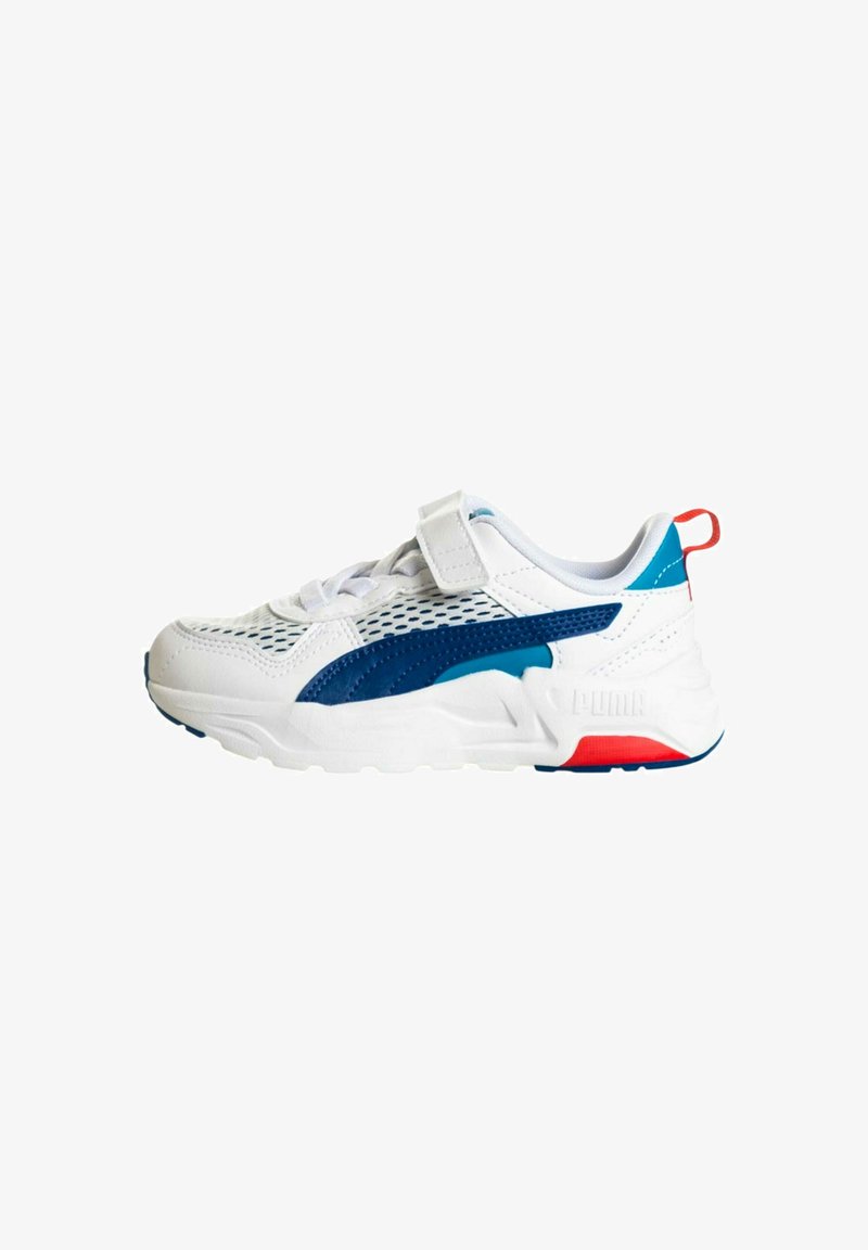 Scarpa da ginnastica bianca con accenti blu e verde acqua, tomaia in mesh, cinturino in velcro e logo del marchio ben visibile sul tallone. Suola leggera e ammortizzata.