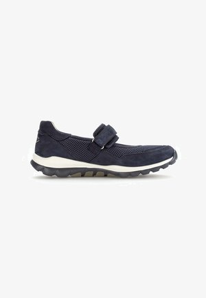 Zapatilla deportiva azul marino con malla transpirable, cierre de velcro en la parte media del pie y suela de goma negra y blanca para caminar al aire libre.