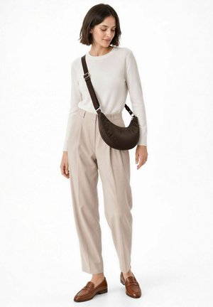 Bogner, KYLA UMHÄNGETASCHE 38 CM - Handtasche - darkbrown