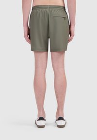 Olijfgroene zwemshorts met een elastische tailleband en een achterzak met rits. Gemaakt van lichtgewicht materiaal, met een eenvoudig ontwerp en een lengte tot halverwege de dij.