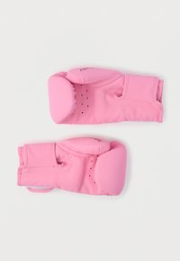 Ružičaste boksačke rukavice izrađene od teksturiranog sintetičkog materijala, s jastučićima na zglobovima i ventilacijskim otvorima za prozračnost. Lagan dizajn.