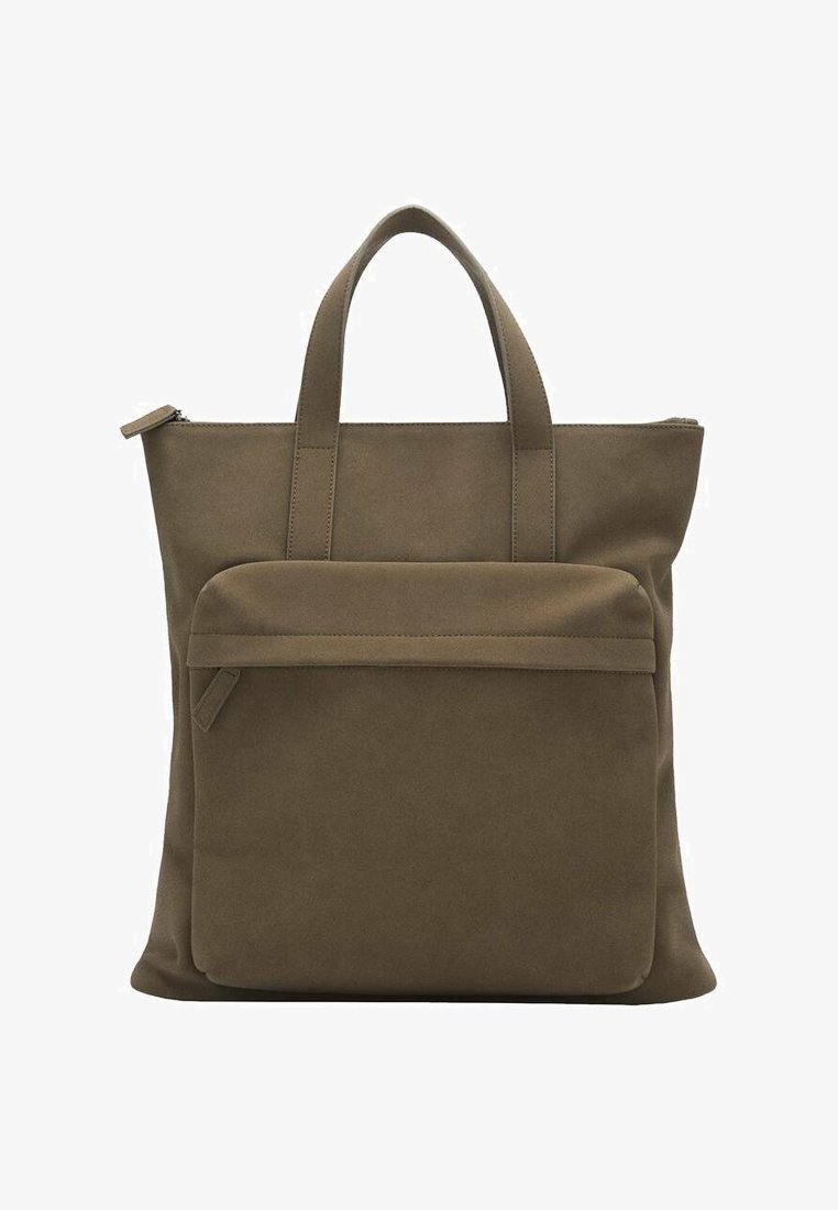 Olivgrön tote-väska i mjukt material, med två handtag, dragkedjestängning och en framficka med klaff. Slät, minimalistisk design.