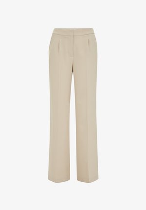 Bézs színű, egyenes szárú, szabott nadrág elöl redőkkel és sima textúrával. Látható zsebek vagy fém részletek nélkül.
