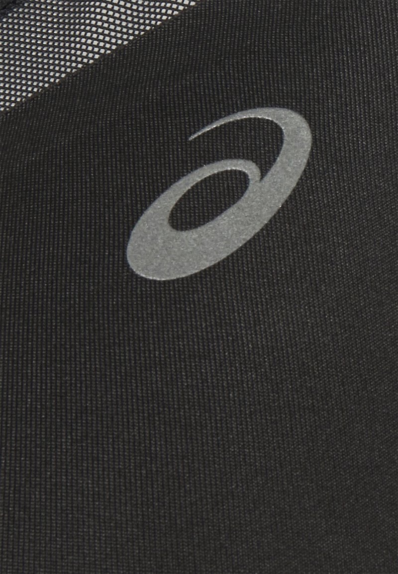 Tissu noir avec une surface texturée, présentant un logo gris réfléchissant. Le design est élégant, mettant l'accent sur des matériaux orientés vers la performance.