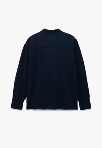 Marineblå langærmet skjorte med spidse krave, knappede manchetter og en ryg med yoke-detalje. Glat stofstruktur.