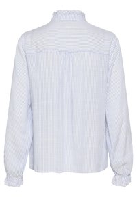 Blouse à rayures bleu clair et blanches, ornée d'un col volanté, de longues manches bouffantes avec des poignets froncés et d'une couture de dos.