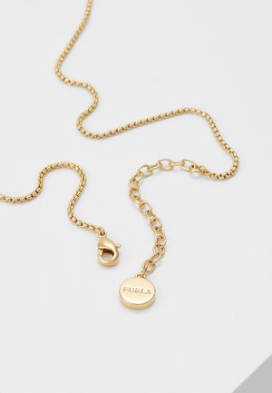 Goldkette mit Karabinerverschluss und rundem Anhänger, graviert mit "Furla" vor weißem Hintergrund.
