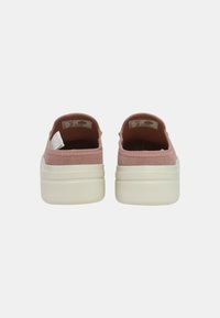 Scarpe slip-on in suede rosa con una suola piattaform bianca e spessa. Presentano dettagli a doppia cucitura sul tallone e etichette interne visibili.