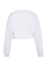 Bílá zkrácená mikina s oversized rukávy, kulatým výstřihem, měkkou bavlněnou tkaninou a žebrovanými manžetami. Žádná viditelná zdobení nebo vzory.