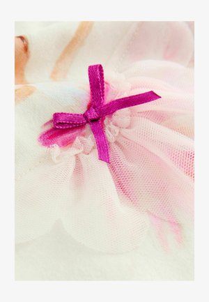 Fioletowa satynowa kokarda przymocowana do miękkiego różowego tiulu z falbaniastymi brzegami na tle jasnego materiału.