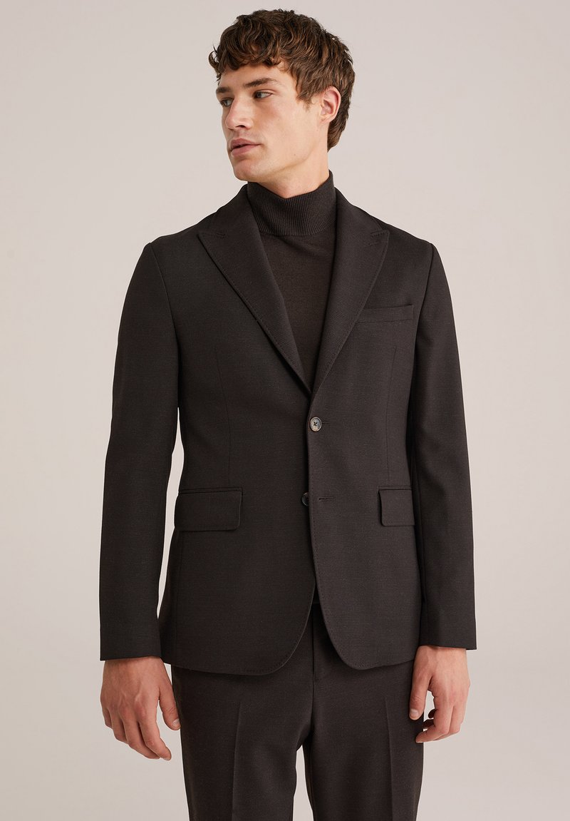 Tmavošedý strihový blazer s klopovými goliermi, dvoma prednými vreckami a zapínaním na jeden gombík. Materiál je hladký s pevným designom.