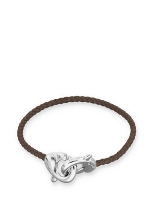 Bracelet en cuir tressé marron avec un fermoir nœud en argent poli, style minimaliste et moderne sur fond blanc.