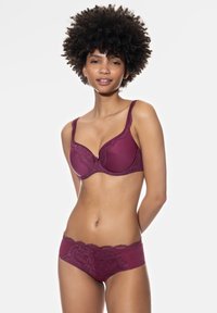 Bordeaux kankaan asuste, jossa on sileä rintaliivi pitsikoristeilla ja yhteensopiva alushousut kukkakuvioidulla pitsillä. Pehmeä kangas ja säädettävät hihnat.