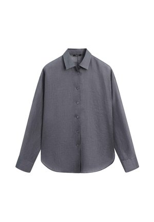 Chemise gris à manches longues avec boutons, col pointu et poignets, suspendue sur un fond blanc.