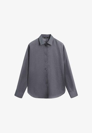 Langærmet grå skjorte med knapper, spids krave og manchetter, hængende mod en hvid baggrund.