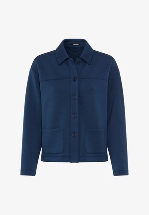 Granatowa kurtka zapinana na guziki z kołnierzem, długimi rękawami, dwoma kieszeniami naszywanymi z przodu oraz prostym dołem.