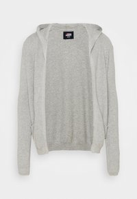 Šedá mikina vyrobená z měkkého pleteného materiálu, s otevřeným předním dílem, dlouhými rukávy a štítkem na výstřihu. Jednoduchý design, bez vzorů.