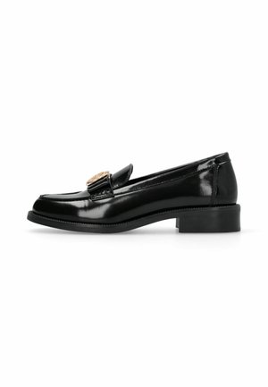 Zwarte glanzende leren loafer met lage hak en gouden decoratieve gesp bovenop, zijaanzicht op witte achtergrond.