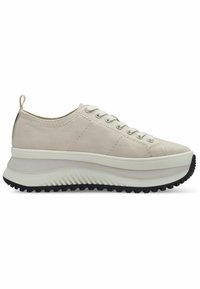 Sneaker in tela beige con punta rotonda, lacci frontali e suola spessa e texturizzata bianca e nera. Presenta un tab di traino sul tallone.