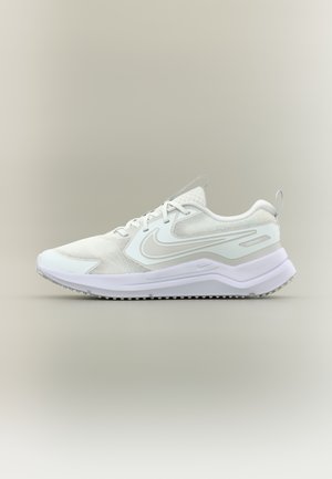 Bijela sportska tenisica s mrežastim gornjim dijelom, teksturiranim prekrivačima, jastučenom srednjom potplatom i gumenim potplatom s malim izbočinama za bolje prianjanje.