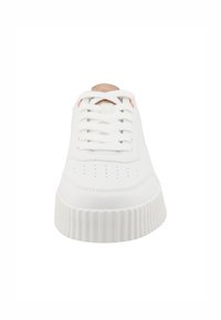 Weiße vegane Leder-Sneaker mit runder Zehenpartie, gepolstertem Kragen, flachen Schnürsenkeln und einer strukturierten Gummisohle mit einem dezenten rosa Akzent auf der Zunge.