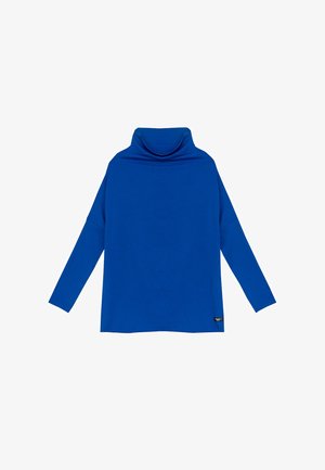 Niebieska koszulka z długim rękawem i golfem o luźnym kroju, z małą czarną metką blisko dolnego brzegu na białym tle.