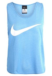 Jasnoniebieski bezrękawnik wykonany z oddychającego materiału, z dużym białym logo Nike swoosh oraz teksturowanym, kropkowanym wzorem.
