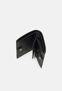 Portefeuille en cuir noir avec une finition texturée. Comprend plusieurs emplacements pour cartes et une fermeture à bouton pression. Design compact et minimaliste.