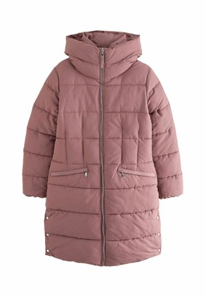Fioletowo-różowy pikowany długi zimowy płaszcz z wysokim kołnierzem typu komin, zamkiem błyskawicznym z przodu, dwoma kieszeniami na zamek oraz zatrzaskami na dolnych bokach.