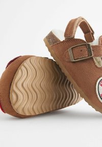 Next REGULAR FIT - Dreváky - tan brown varsity badge