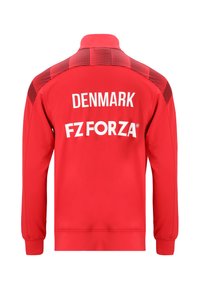 Röd sportjacka med svart rutigt mönster på axlarna, vit text "DANMARK" ovanför "FZ FORZA" på baksidan.