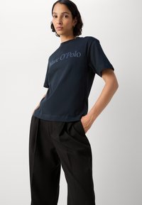 Marc O'Polo SHORT SLEEVE ROUND NECK RELAXED FIT LOGO TEE - Βασικό μπλουζάκι - deep blue sea