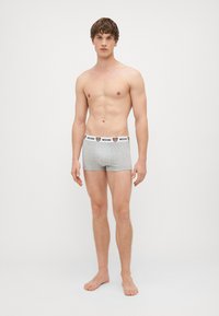 Boxer briefs cinza de algodão com uma cintura em preto e branco com o logo "Moschino", apresentando um ajuste justo e uma textura suave.