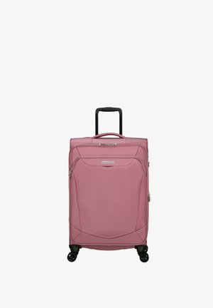Rosa Koffer mit strukturiertem Stoffbezug, einem teleskopischen Griff, einer Vorderasche, vier Rädern und einem Reißverschluss.