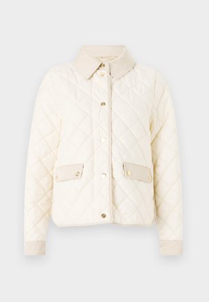 Quiltet hvit jakke med beige krage, gullknapper og to klafflommer. Jevn tekstur med en moderne, firkantet form.