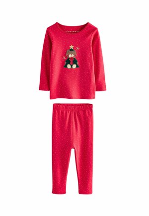 Rotes Kinder-Set aus langärmeligem Oberteil und Hose mit kleinen weißen Punkten, das Oberteil zeigt einen Teddybär mit Weihnachtsbaum-Mütze und Schal.