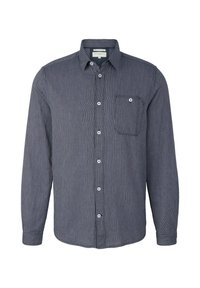 Camisa de botones azul marino de manga larga, con una textura ligera, pequeño cuello, un bolsillo en el pecho y botones blancos en contraste.
