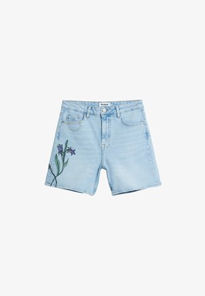 Helleblaue Denim-Shorts mit hoher Taille, verziert mit einer grünen und lila floralem Stickerei am linken Bein und fünf Taschen.