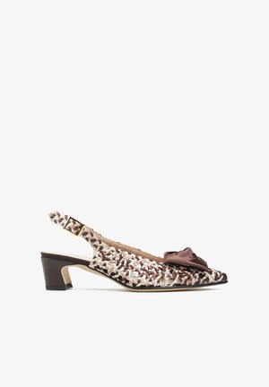 Pleciony but na obcasie typu slingback w kolorach brązu, beżu i bieli z niskim, blokowym obcasem i ozdobną ciemnobrązową kokardką na szpiczastym nosku.