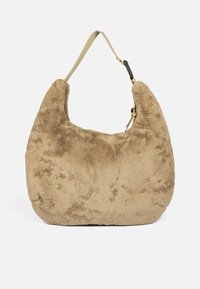 Sac à main en peluche beige avec une silhouette courbée, une texture douce et une bandoulière réglable avec quincaillerie métallique pour les ajustements de fermeture.