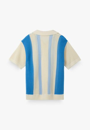 Chemise en tricot à manches courtes avec des rayures verticales bleues et crème et un col, des poignets de manches et un ourlet côtelés, vue de dos.